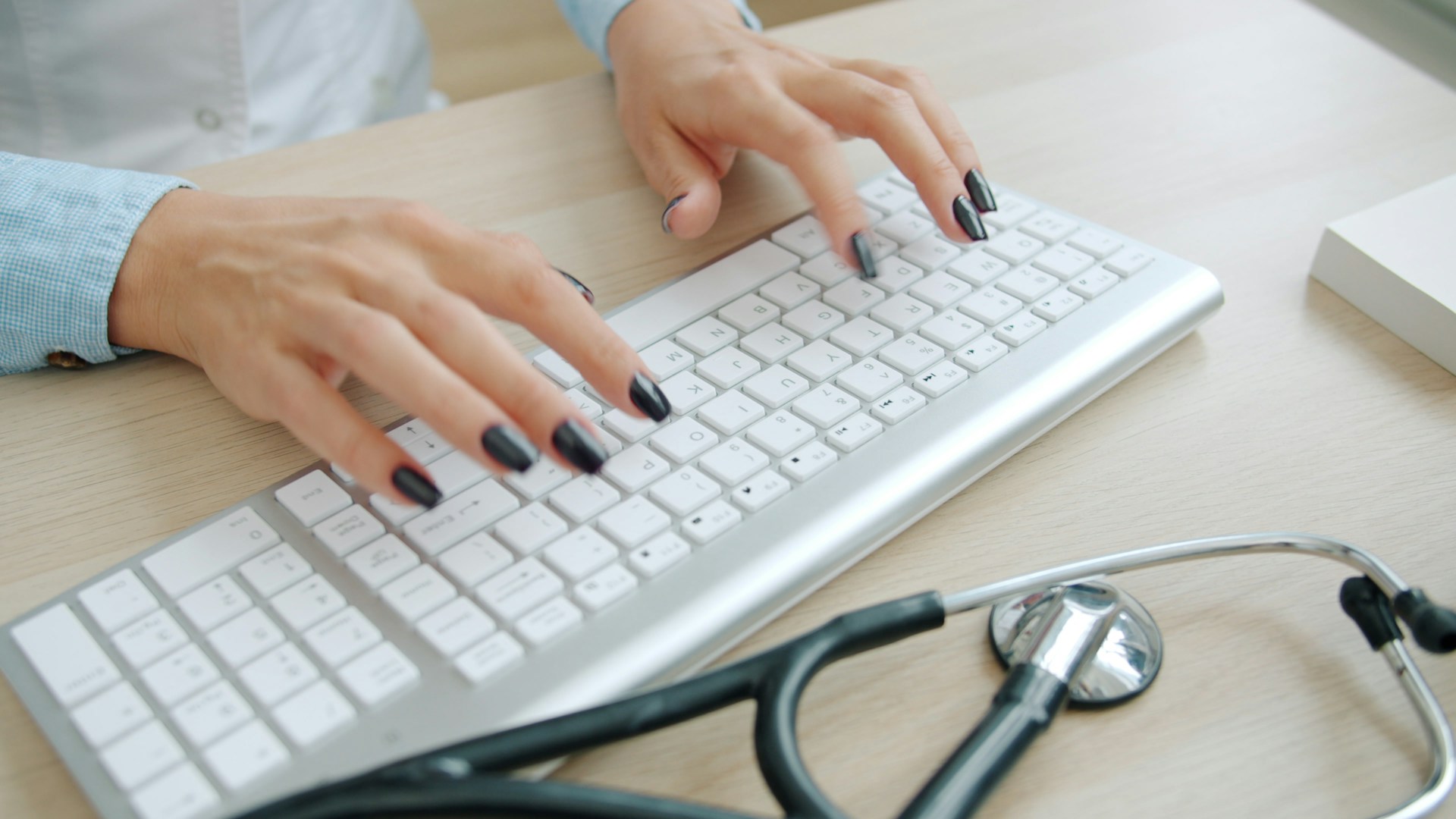 Lekarz prowadzący konsultację online z pacjentem